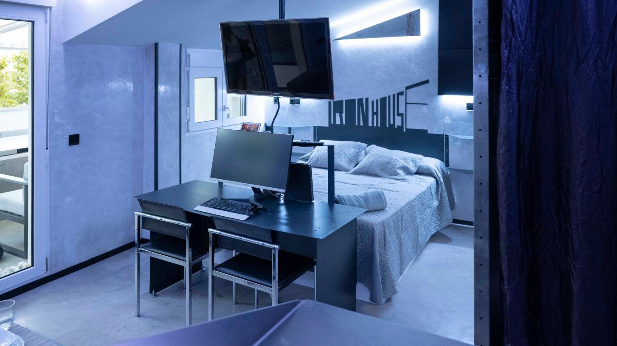 Iron House - Luxury Penthouse With Bathtub