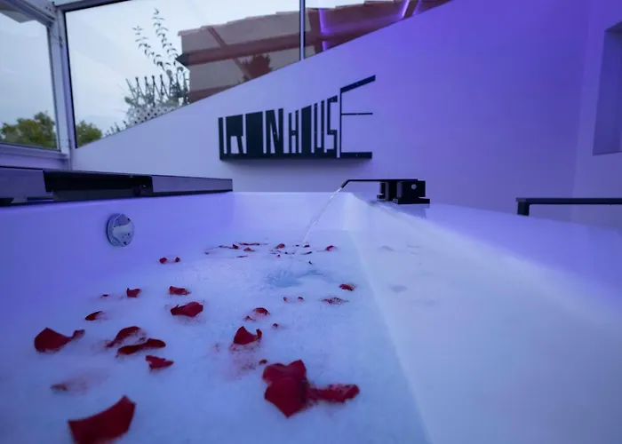 Iron House - Luxury Penthouse With Bathtub