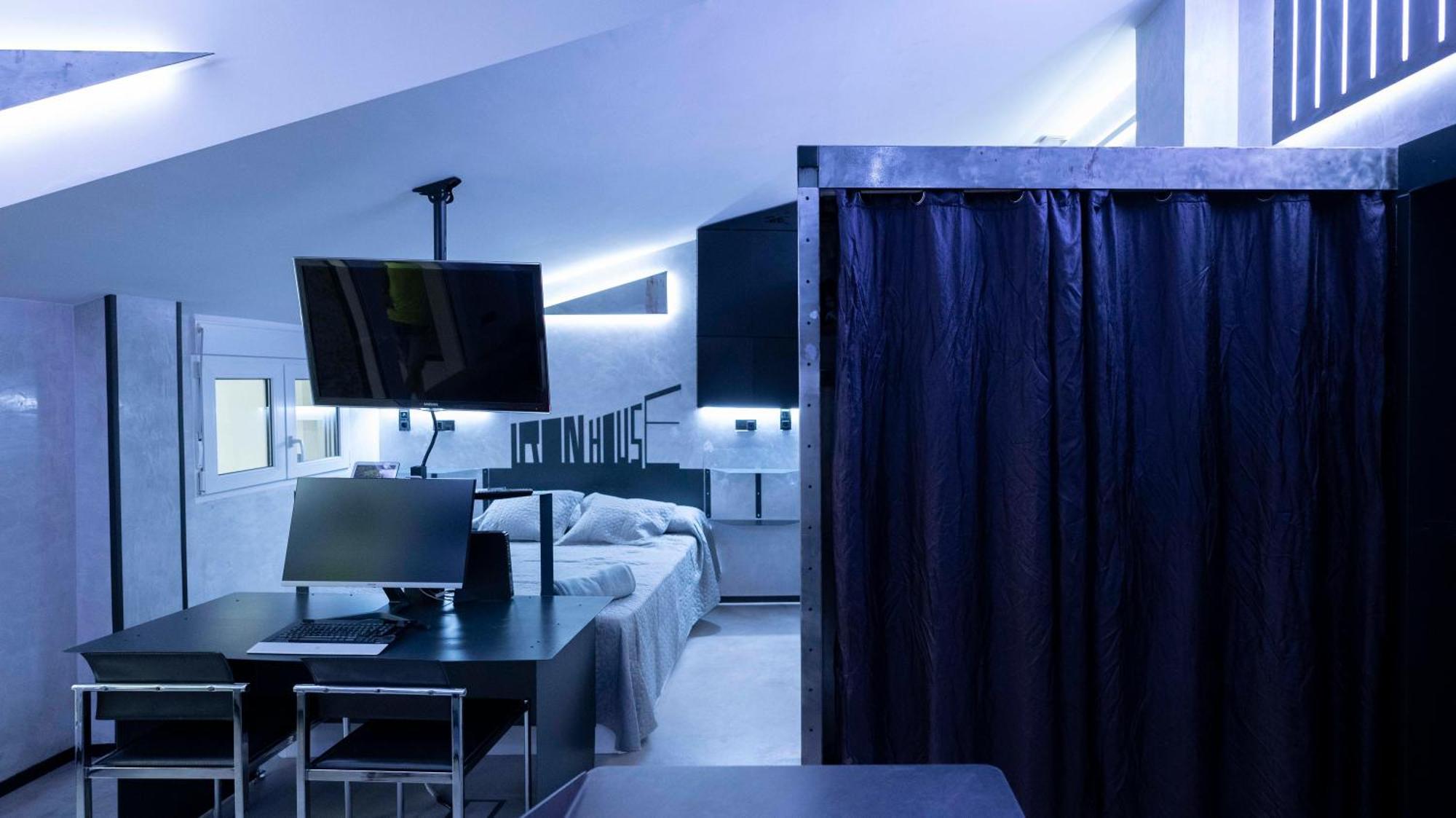Apartment Iron House - Luxury Penthouse With Bathtub Marbella