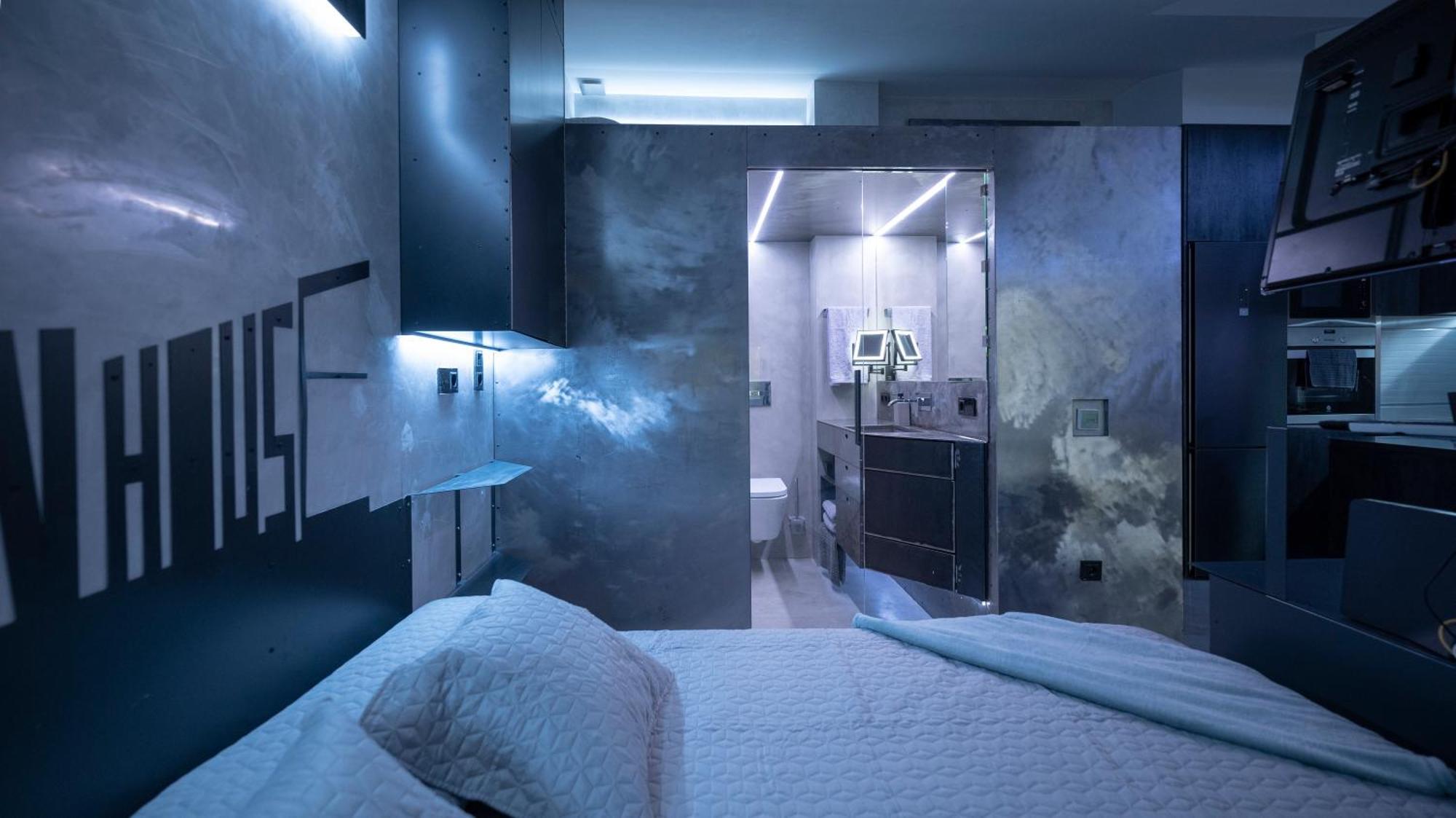 Iron House - Luxury Penthouse With Bathtub Apartment *