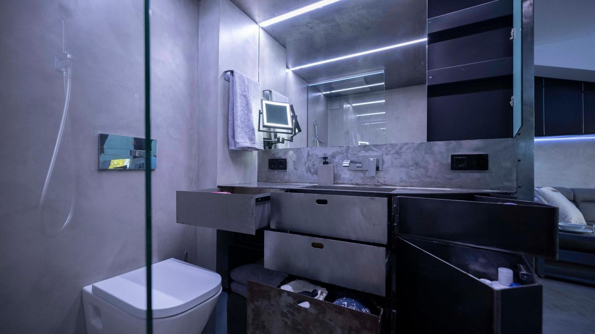 Iron House - Luxury Penthouse With Bathtub Apartment