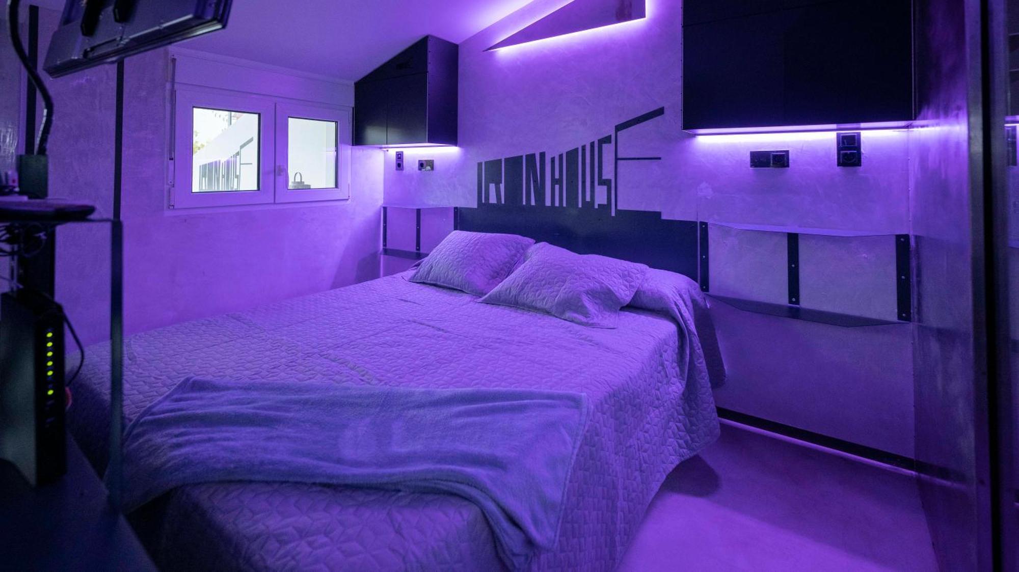 Iron House - Luxury Penthouse With Bathtub Apartment *