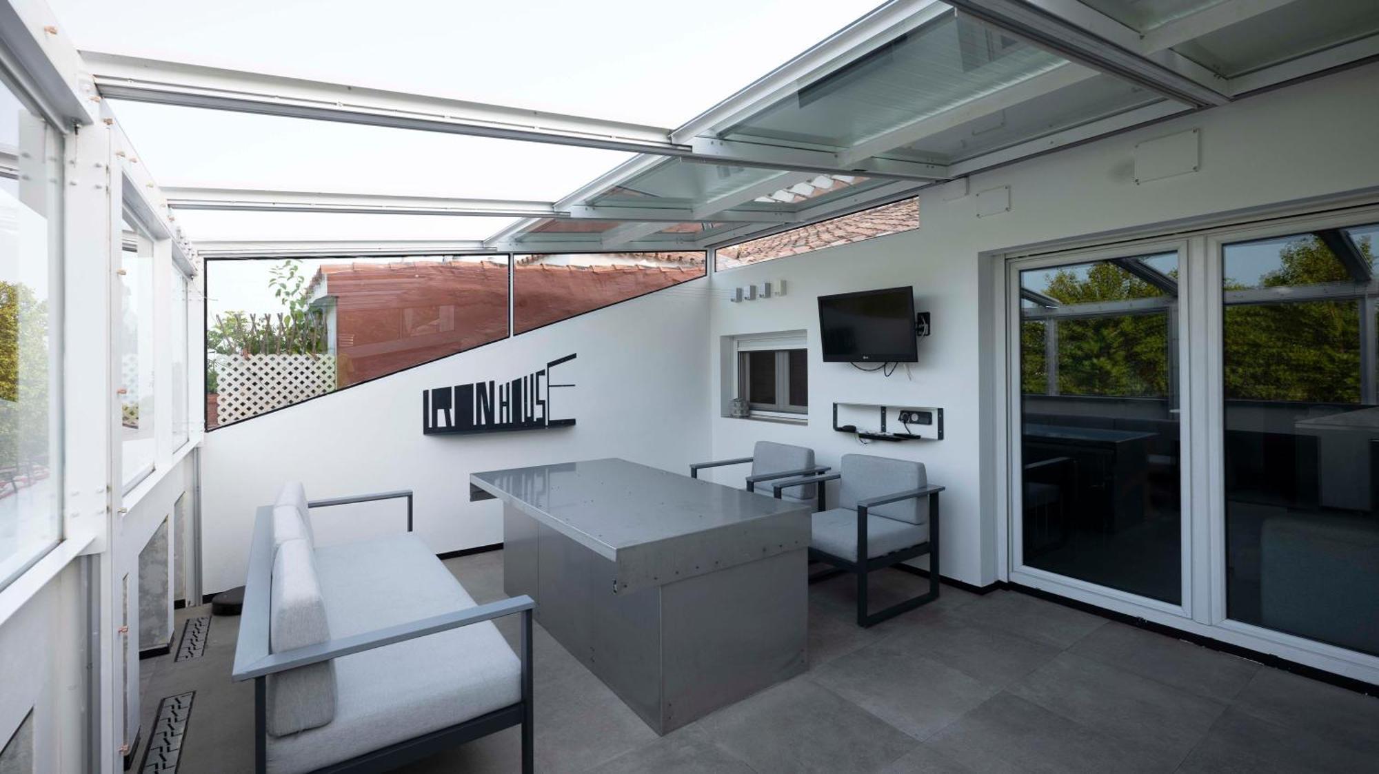 Iron House - Luxury Penthouse With Bathtub