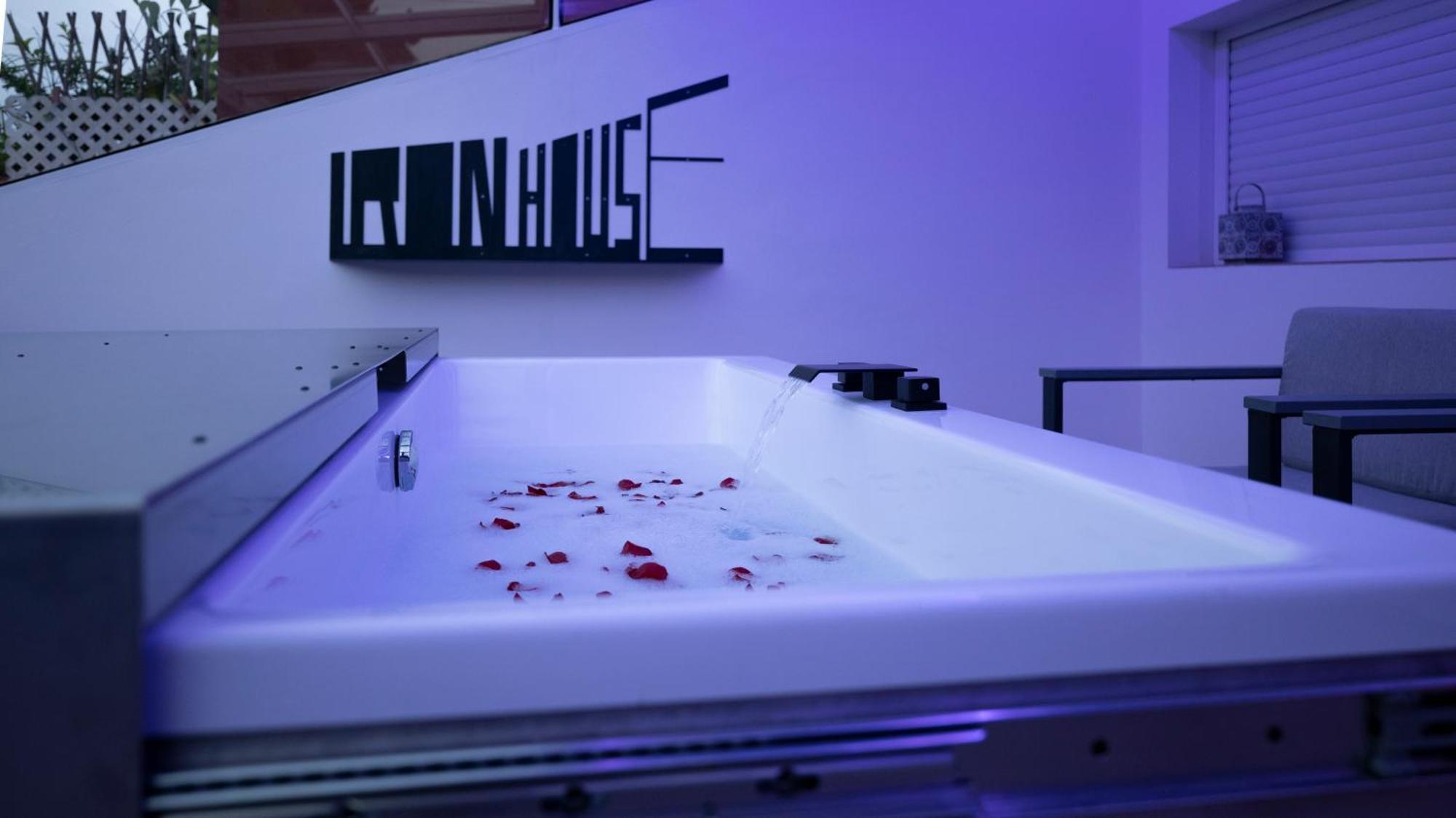 Apartment Iron House - Luxury Penthouse With Bathtub *