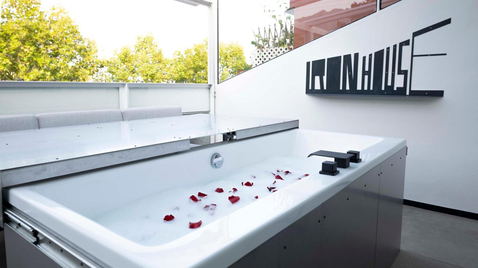 Iron House - Luxury Penthouse With Bathtub Apartment *