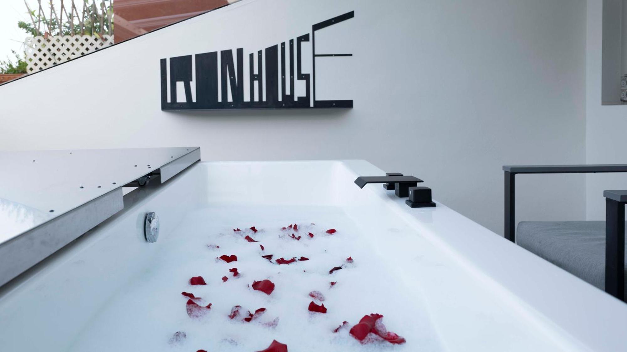 Apartment Iron House - Luxury Penthouse With Bathtub *