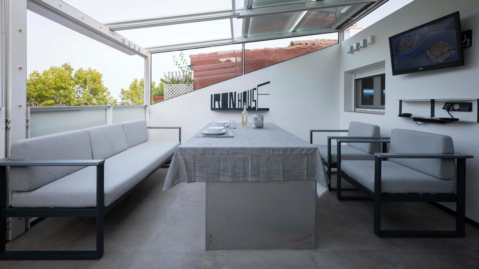 Iron House - Luxury Penthouse With Bathtub Apartment *
