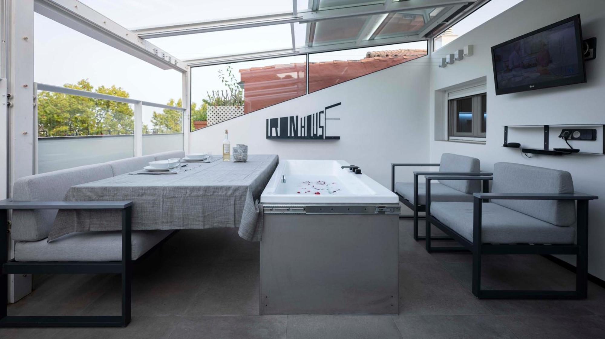 Iron House - Luxury Penthouse With Bathtub *