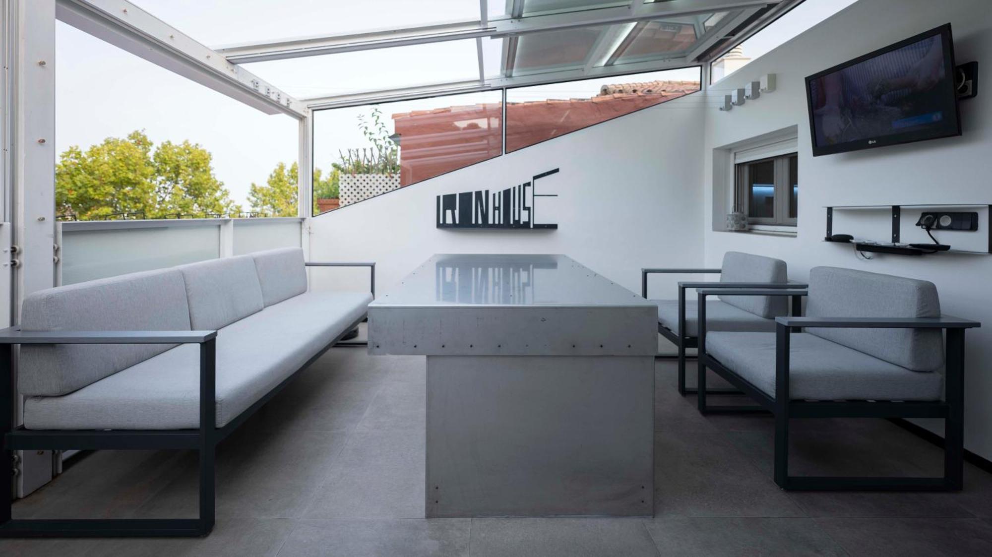 Iron House - Luxury Penthouse With Bathtub Apartment