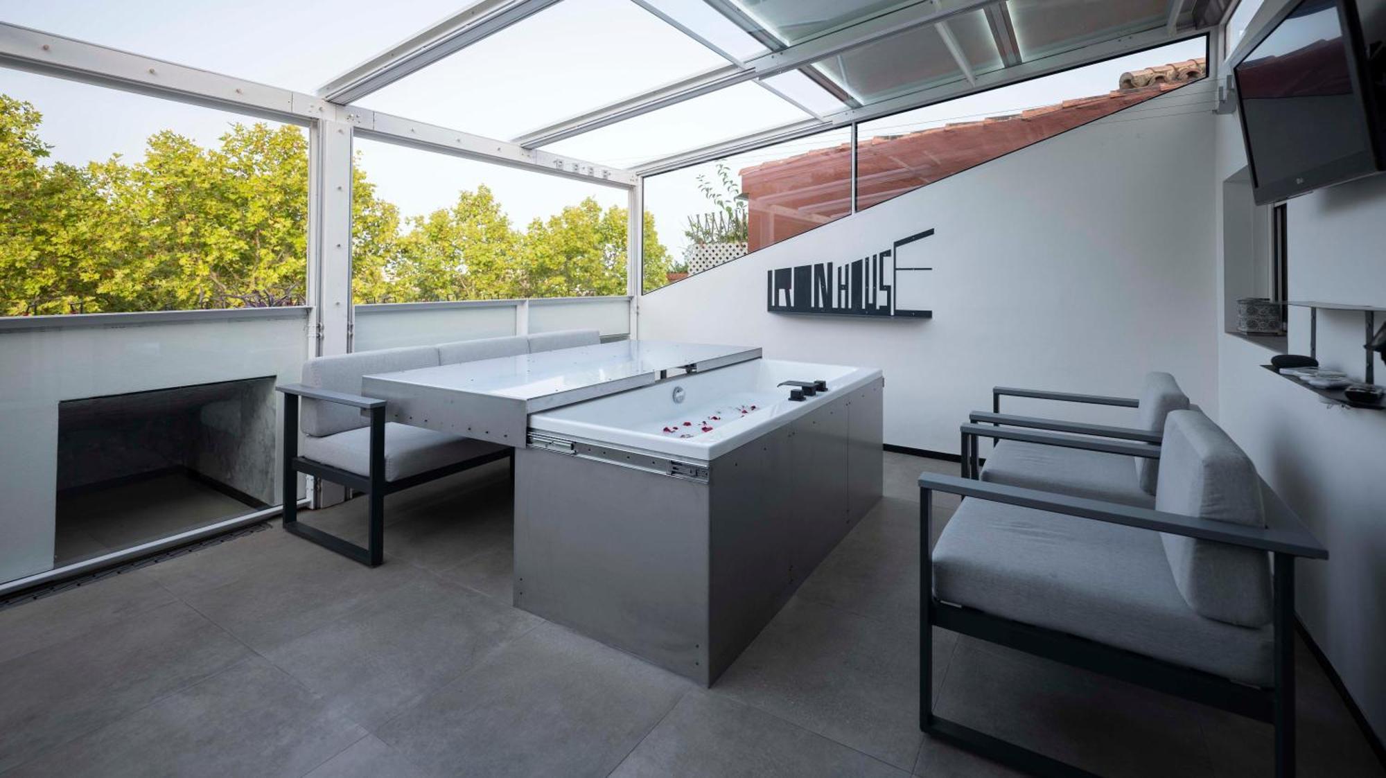 Iron House - Luxury Penthouse With Bathtub *