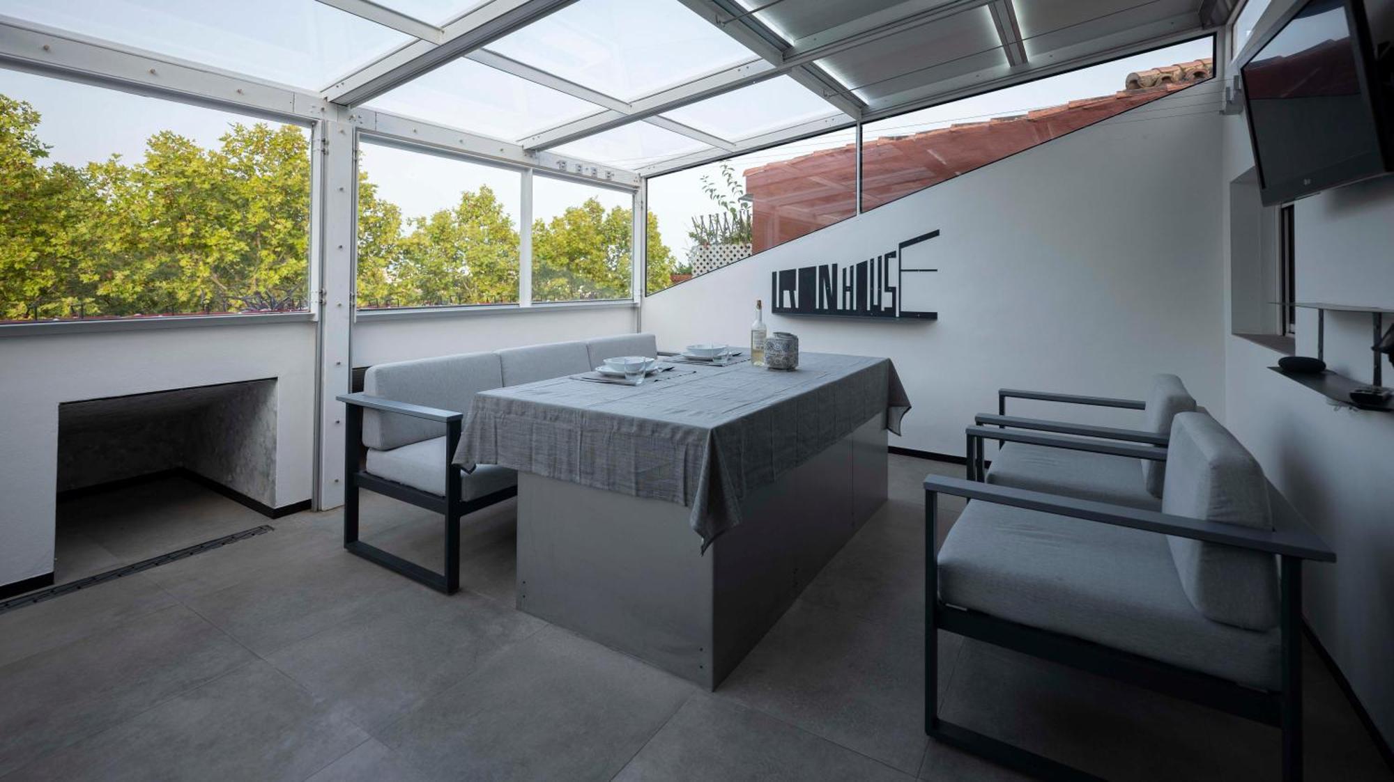 Iron House - Luxury Penthouse With Bathtub *