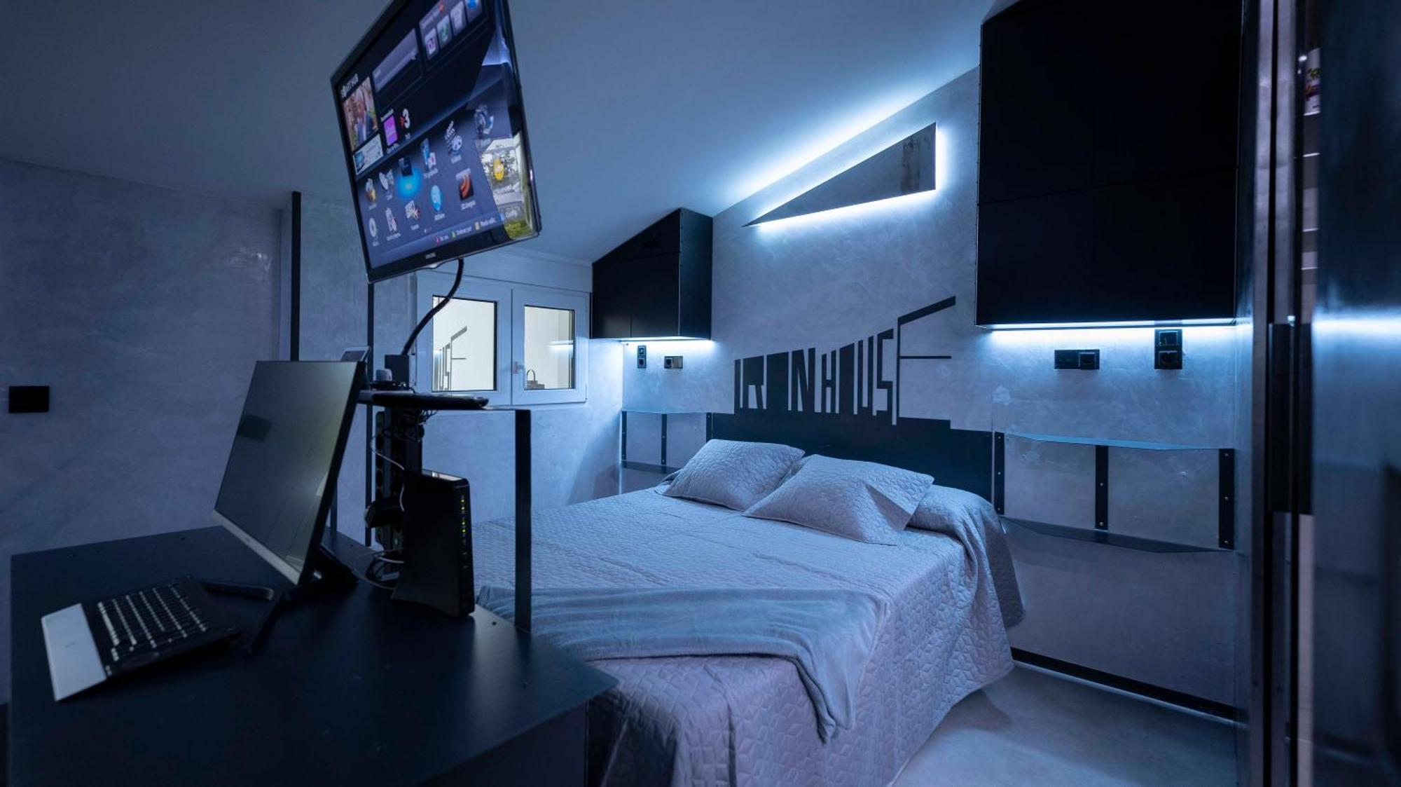 Iron House - Luxury Penthouse With Bathtub