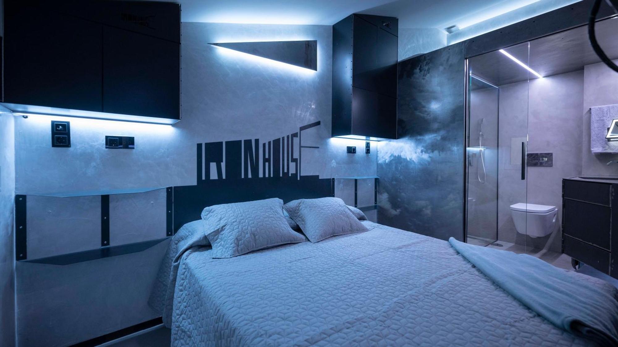 Iron House - Luxury Penthouse With Bathtub Apartment *