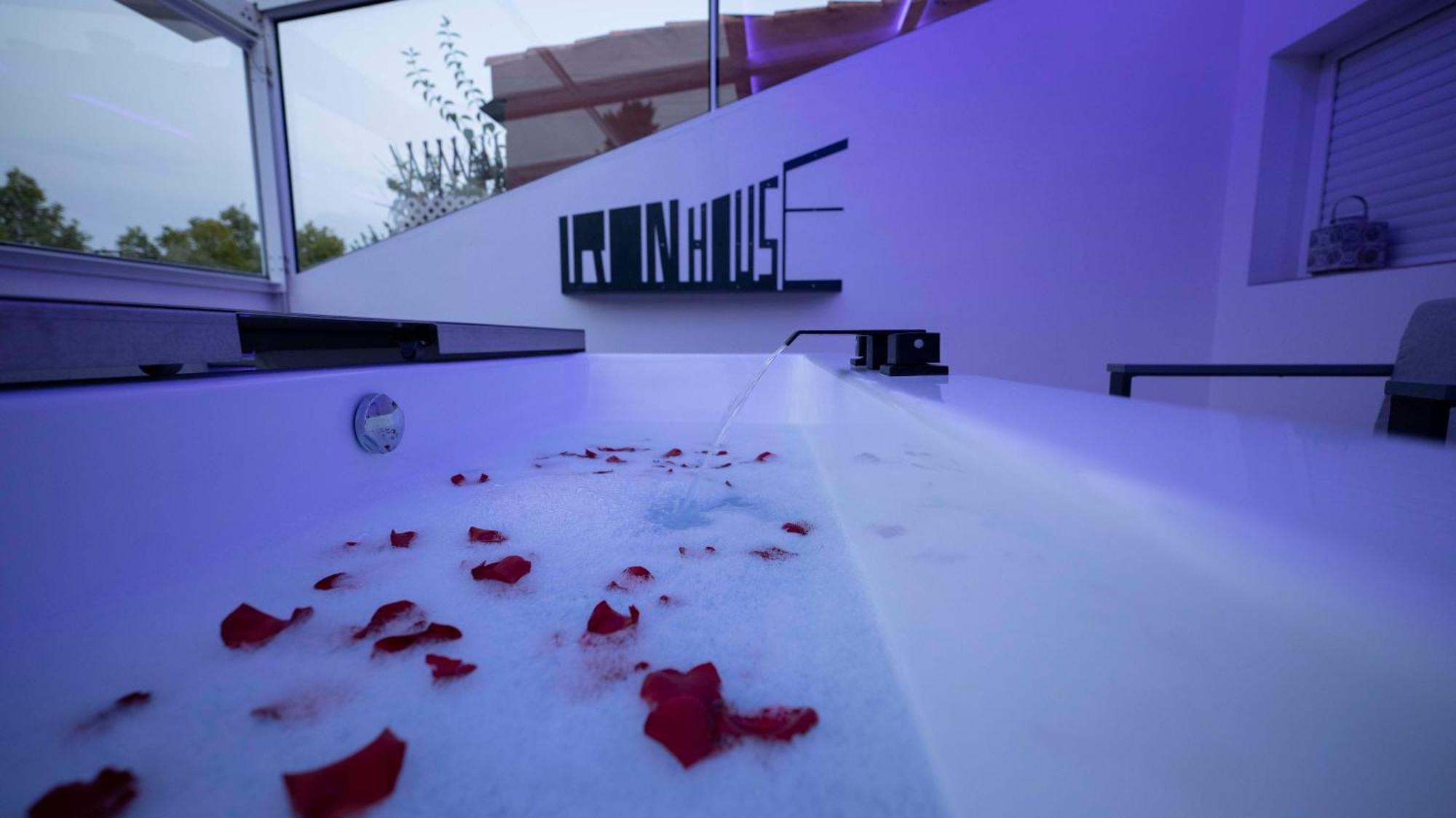 Iron House - Luxury Penthouse With Bathtub